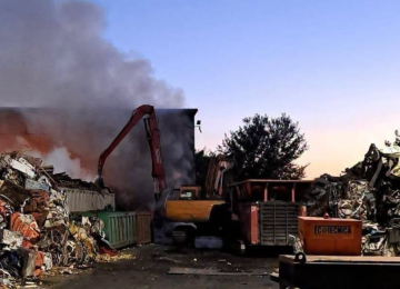 Incendio in un'azienda di rifiuti a Livorno: nube di fumo sulla zona nord della città