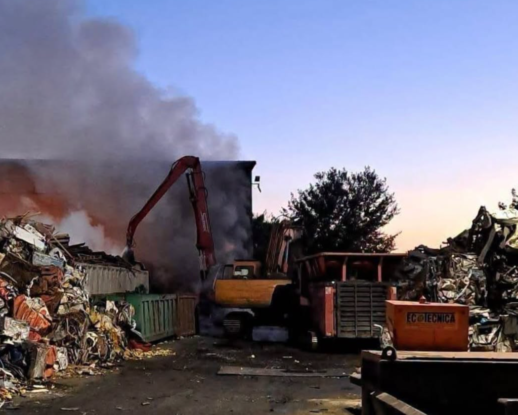 Incendio in un'azienda di rifiuti a Livorno: nube di fumo sulla zona nord della città