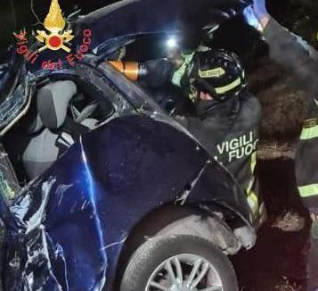 Incidente a Squillace (Catanzaro): si schianta contro un albero e muore un ventenne