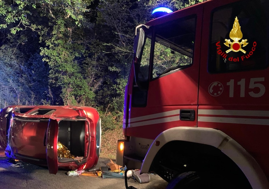 Incidente nel Grossetano: auto si ribalta, soccorsi per una madre e i suoi figli
