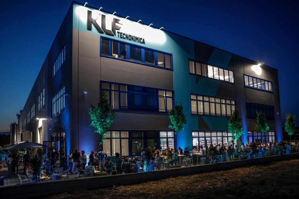 KLF Tecnokimica: Una serata di presentazione del nuovo impianto produttivo.