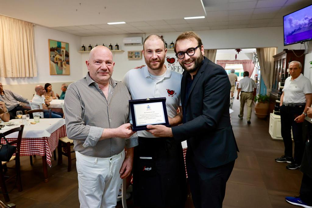 La Trattoria da Cioffi festeggia 50 anni di attività con una targa riconoscitiva dell'Amministrazione comunale.