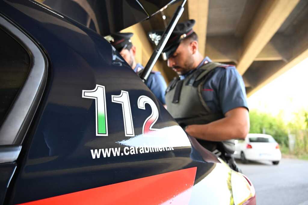 Lucca, oltre 800 grammi di droga sequestrati in un negozio: gestore denunciato