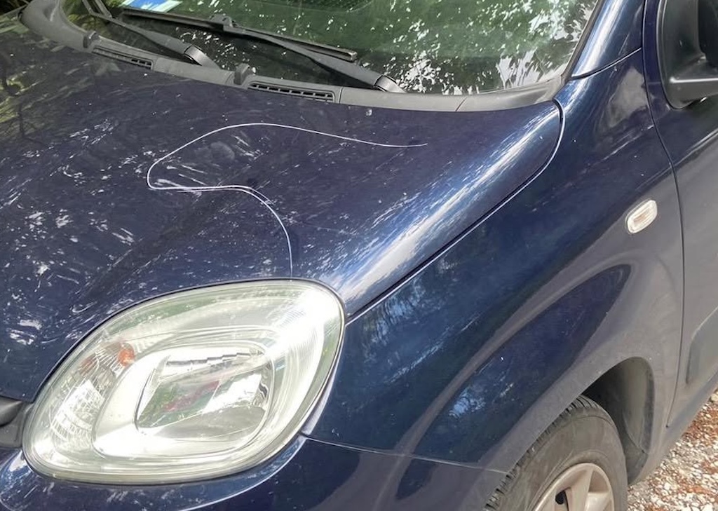 Mentre si svolge la camminata solidale per le Apuane, degli sconosciuti danneggiano le auto.