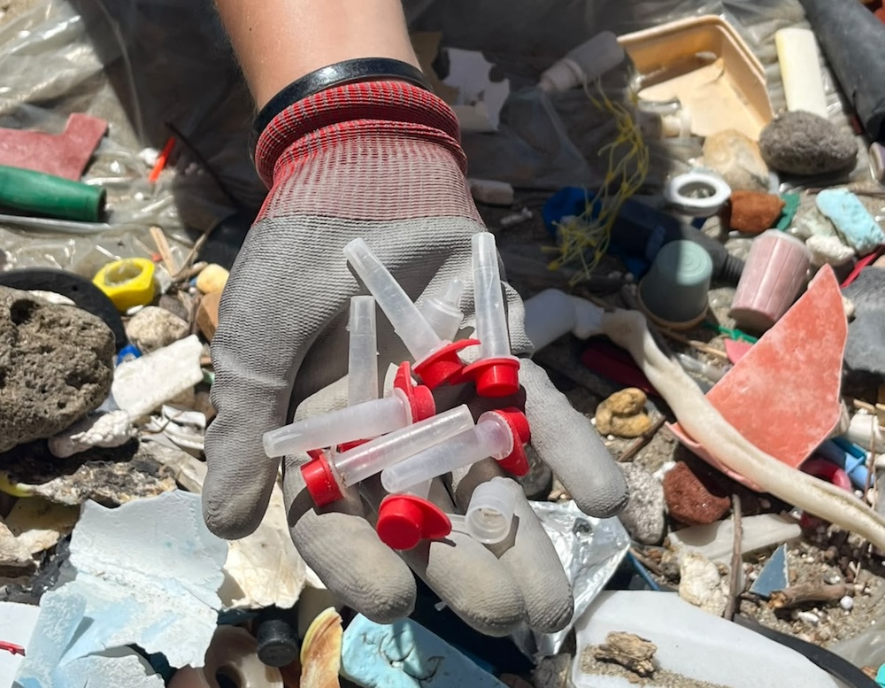 Migliaia di pezzi di polistirolo e rifiuti sulla spiaggia di Vecchiano, Legambiente: "Situazione allarmante"