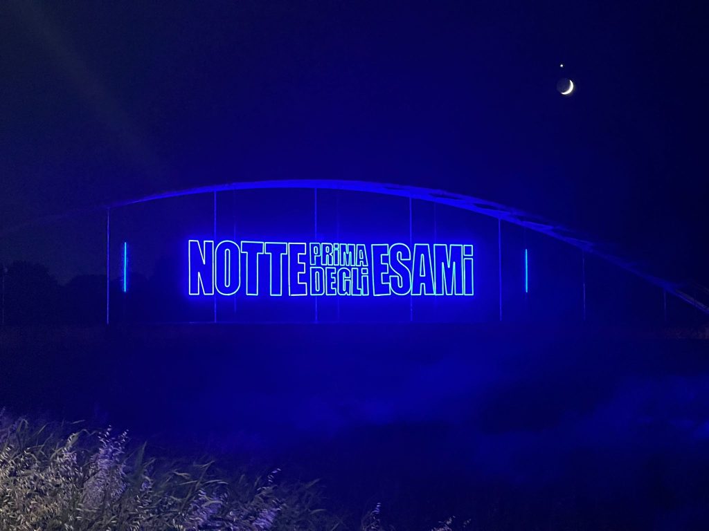 "Notte prima degli esami": il messaggio sul ponte di Pontedera