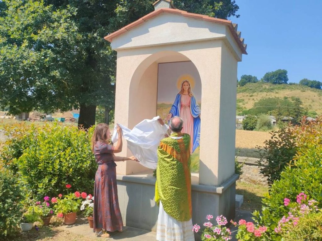 Olmi riabbraccia la sua madonnina. Opera di Cristina Monti