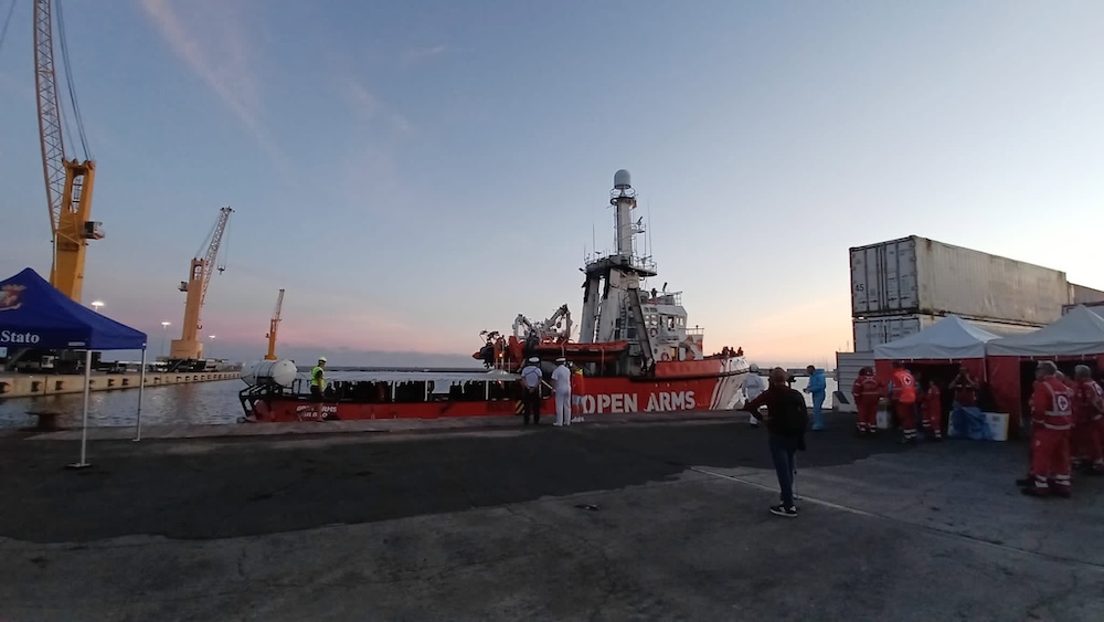 Marina di Carrara: concluso lo sbarco di 58 migranti a bordo di Open Arms