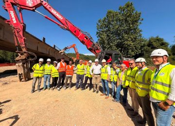 Operazioni di demolizione del Ponte sul Fiume Pesa: oltre 5 milioni di euro investiti per l'adeguamento sismico.