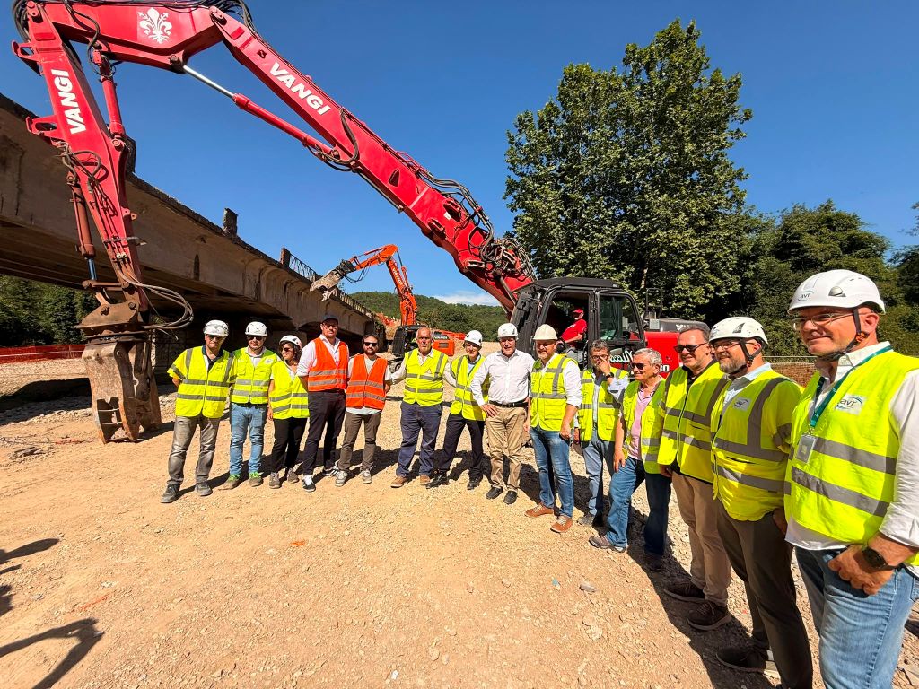 Operazioni di demolizione del Ponte sul Fiume Pesa: oltre 5 milioni di euro investiti per l'adeguamento sismico.