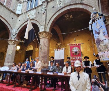 Palio di Siena: svelato il Drappellone del 2 luglio.