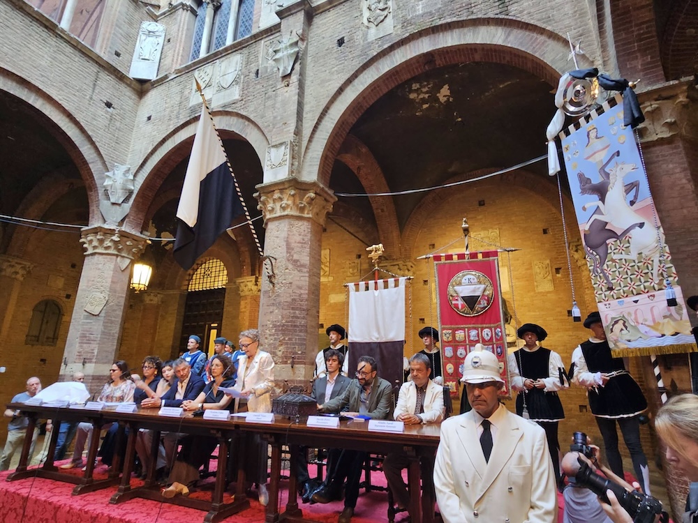 Palio di Siena: svelato il Drappellone del 2 luglio.