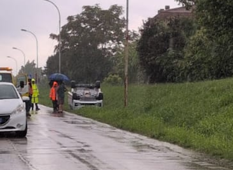 Perde il controllo dell'auto e si ribalta: ferito un 28enne