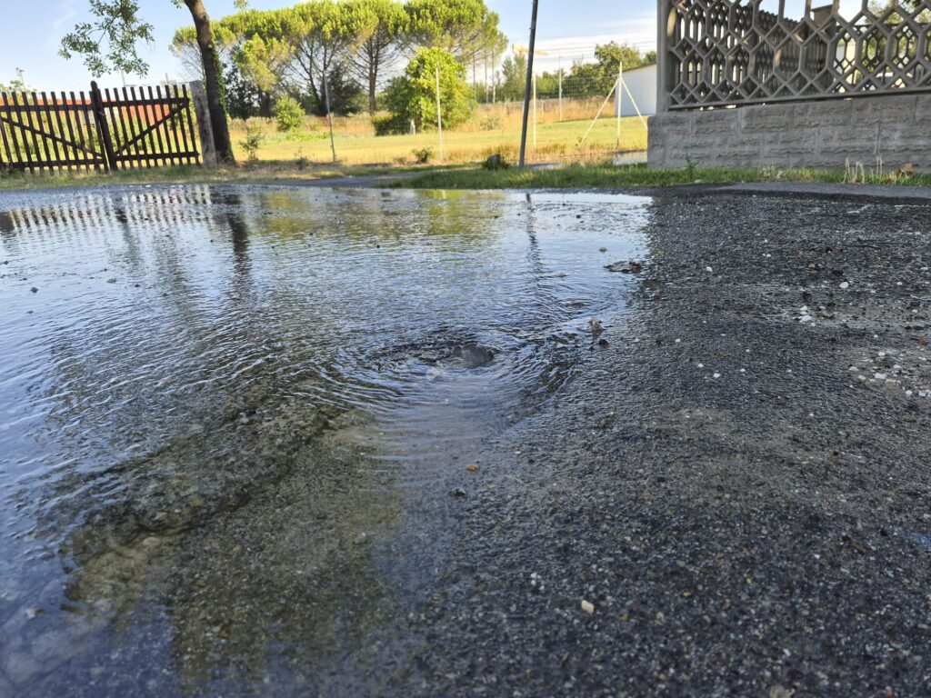 Perdita d'acqua e strada allagata a Pratovecchio, segnalazioni dai residenti di Empoli