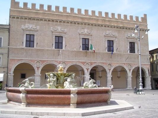 Pesaro e Urbino: incontro in prefettura sulla ricostruzione dopo l’alluvione del 2023.