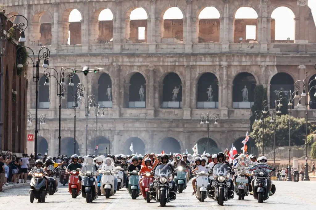 Piaggio: 25,000 Vespas from 67 Countries Parade in Rome - Italpress News Agency