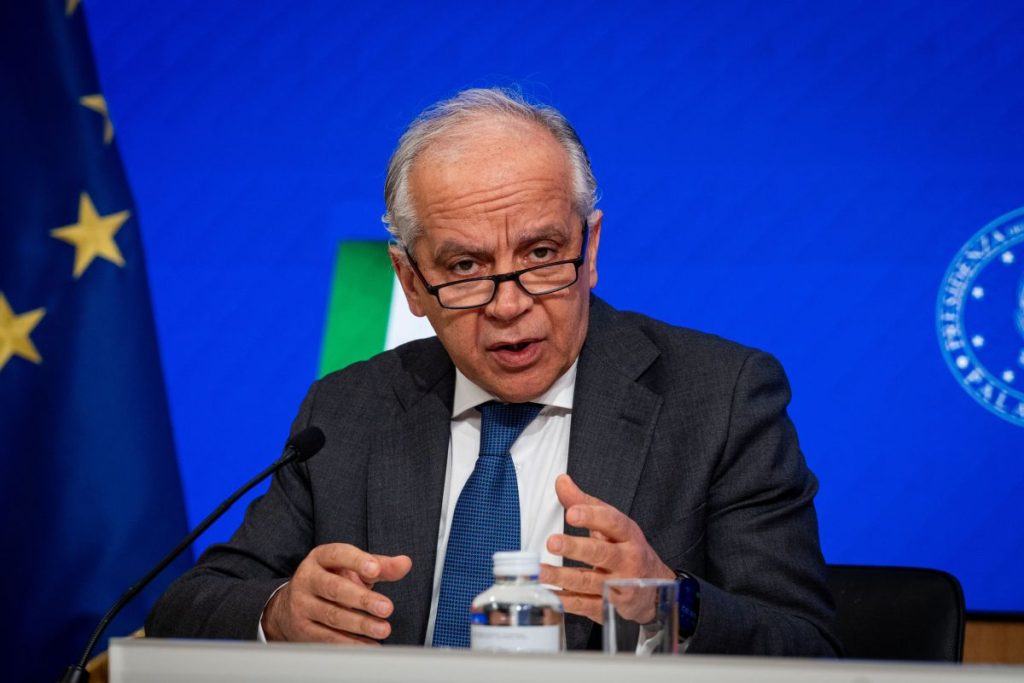 Piantedosi: "L'IA supporterà la sicurezza, ma no ai poliziotti automatizzati" - Agenzia di stampa Italpress