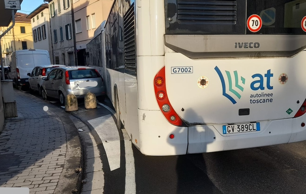 Ponsacco, dieci autobus bloccati da un’auto in sosta vietata