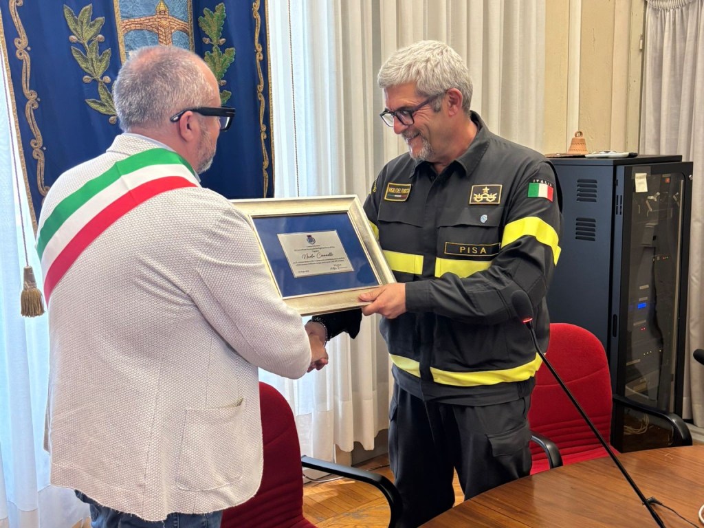 Pontedera, consegnata una targa al comandante provinciale dei Vigili del Fuoco di Pisa, Ciannelli.