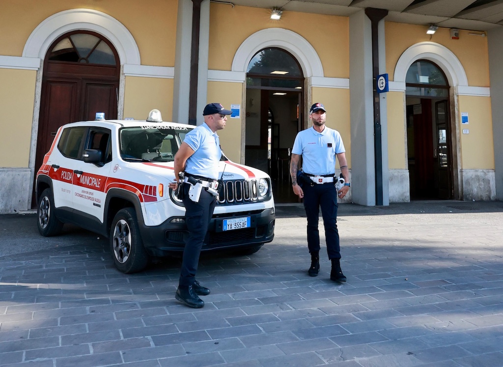 Presidio della polizia locale in piazza Don Minzoni, FdI: “Un’operazione di facciata, non affronta il problema”