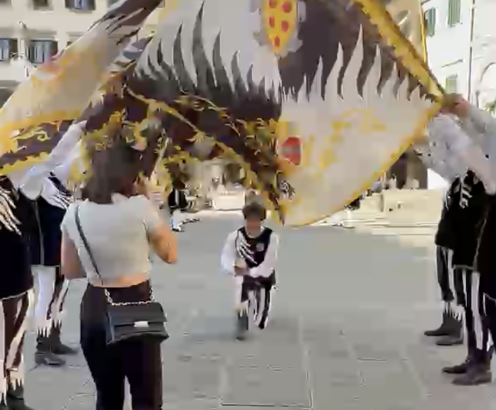 Proposta di matrimonio in piazza a Empoli: emozioni durante il Volo del Ciucoin