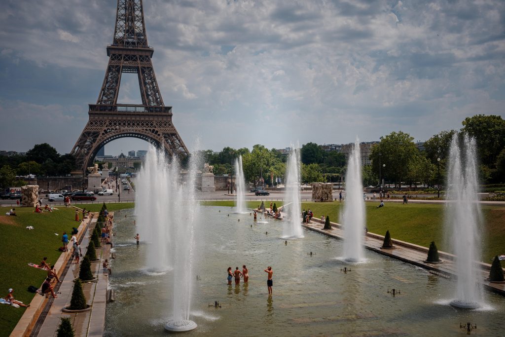 Record di caldo: rischio di 12 mila morti in tre giorni per picco di temperature, secondo uno studio dell'Economist.
