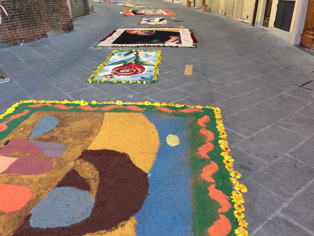 Ritorna l'Infiorata di Cerreto Guidi: il centro si riempie di quadri floreali dedicati a San Francesco