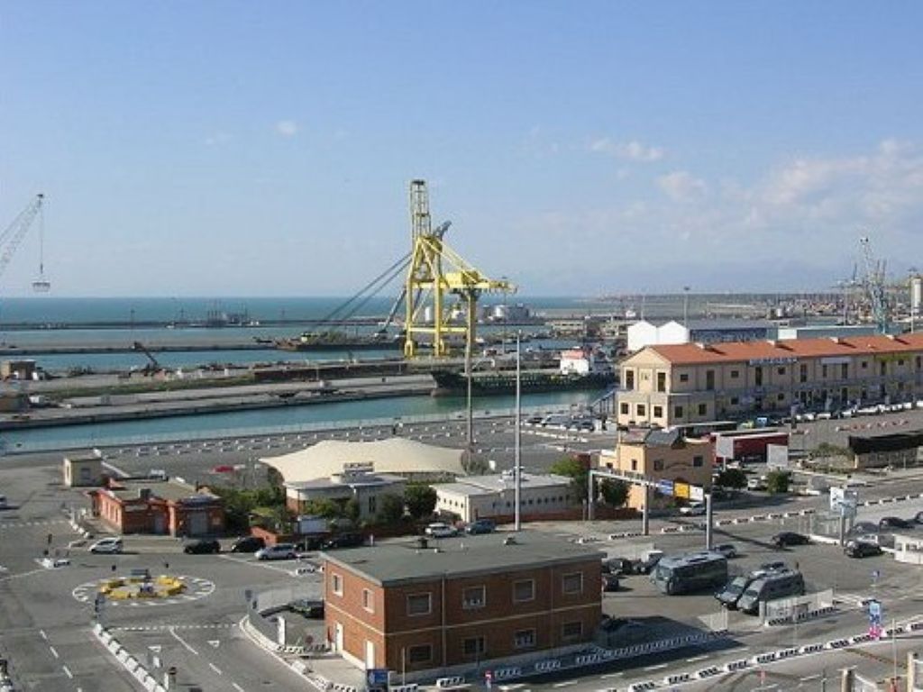 Salvata a Livorno una nave con 35 persone nel Mediterraneo