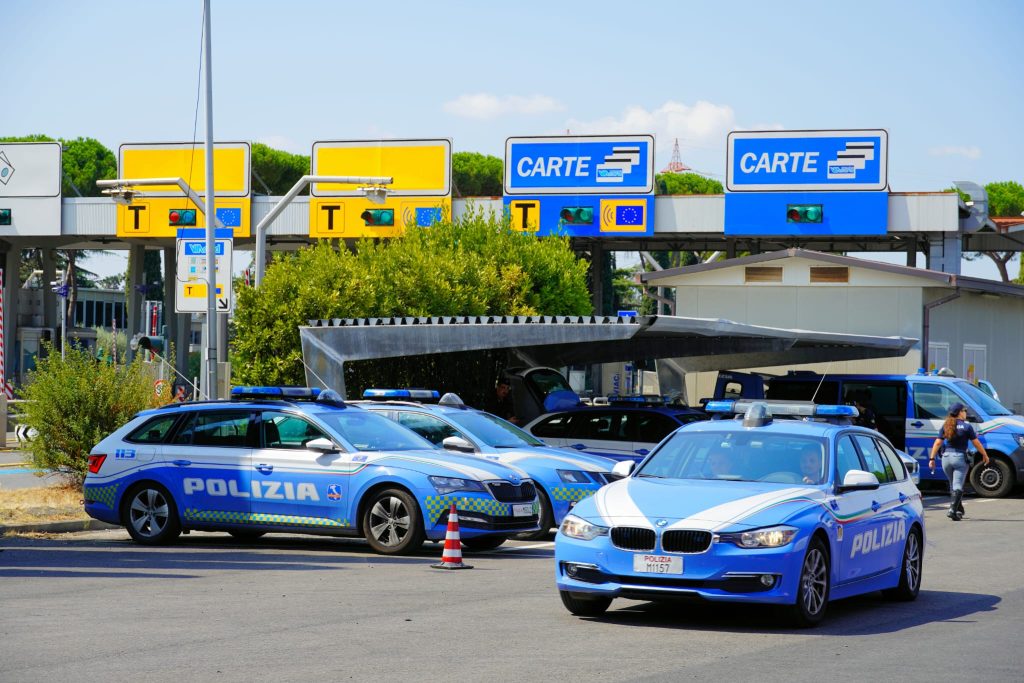 Scoperta oltre un chilo di eroina nascosto in auto sull'A12: arrestato un uomo a Viareggio