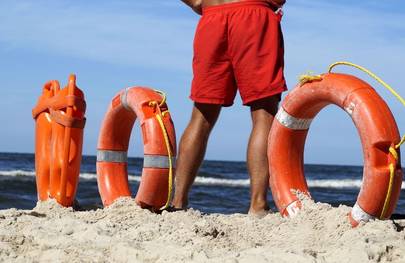 Sei persone salvate dai bagnini a Viareggio, tra cui due bambine