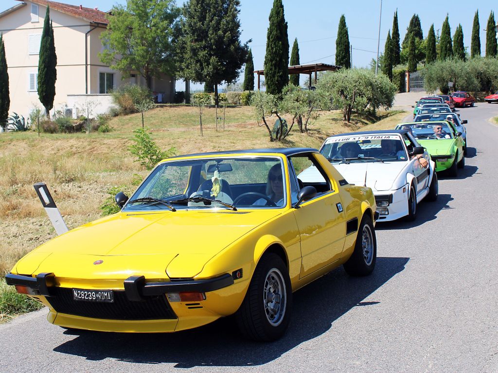 Successo del Raduno delle Fiat X1/9 tra le colline di Firenze e Siena