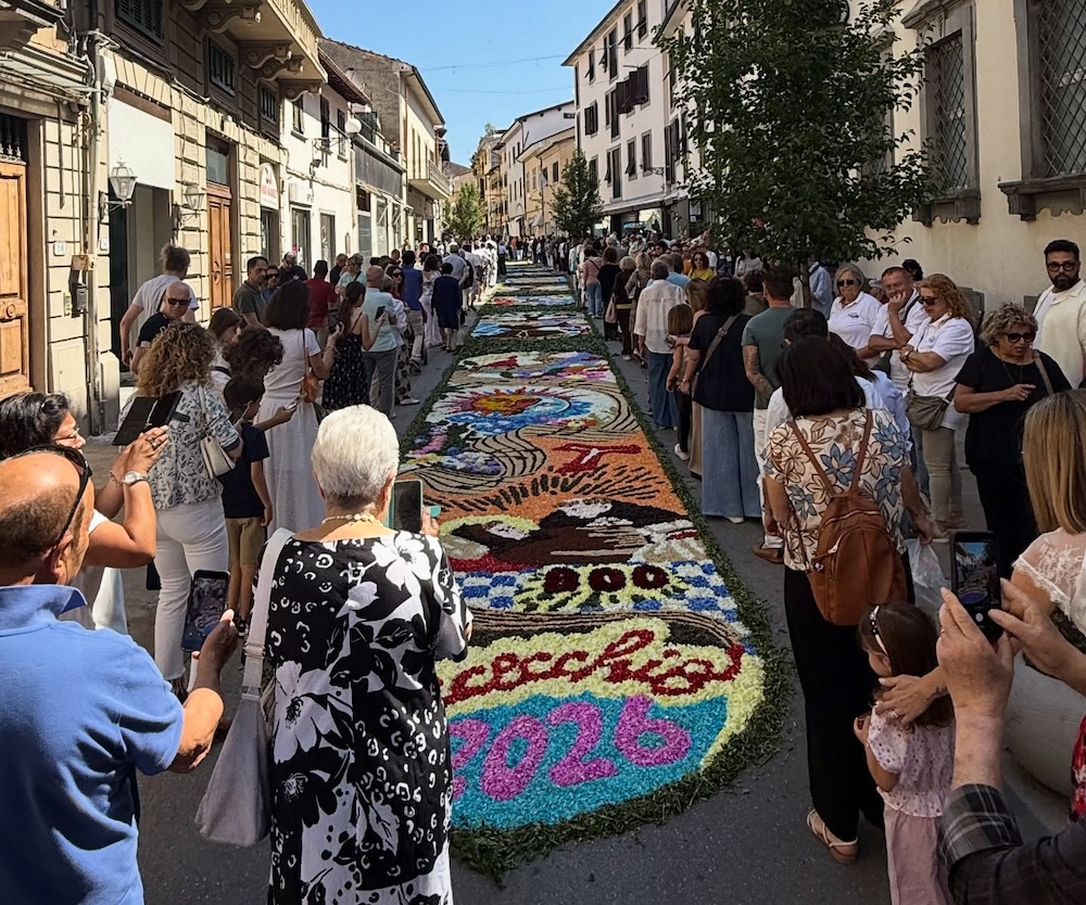 Successo per l'Infiorata a Fucecchio: il centro si trasforma in un'opera d'arte