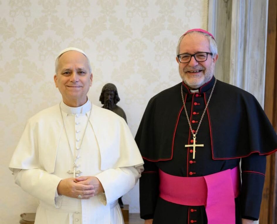 Una canzone per il Papa: Omaggio al Santo Padre da Stella Maris, Monsignor Paccosi e Beppe Dati
