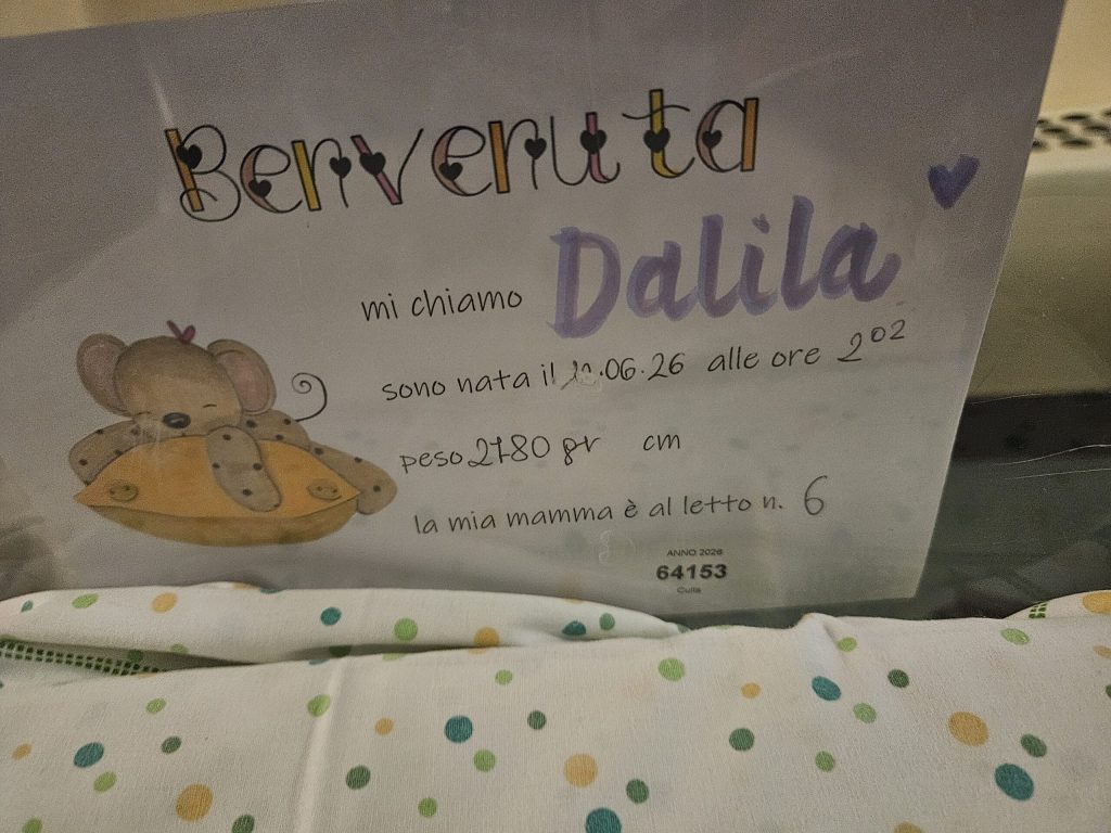 Volontaria salva il figlio da un problema cardiaco e un anno dopo taglia il cordone ombelicale della sua prima nipote