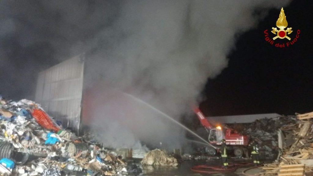 Incendio nell'impianto di rifiuti di Livorno: aggiornamenti da Arpat