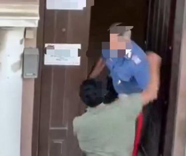 Aggredisce un carabiniere durante l'obbligo di firma: arrestato un 24enne in caserma.