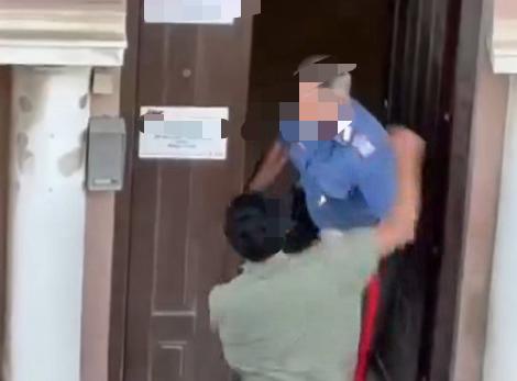 Aggredisce un carabiniere durante l'obbligo di firma: arrestato un 24enne in caserma.