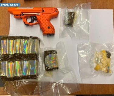 Siena: Arrestato un 41enne con droga e pistola al peperoncino