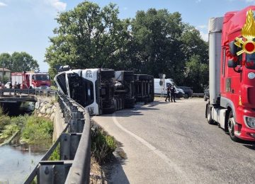 Capannori, camion si ribalta nella rotatoria del Frizzone