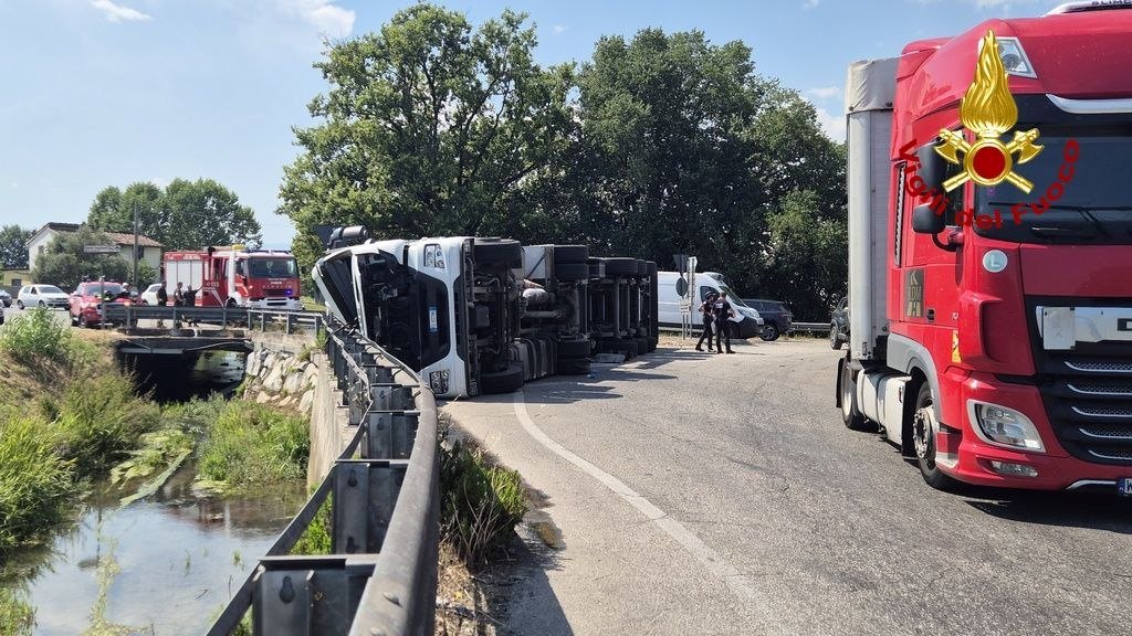 Capannori, camion si ribalta nella rotatoria del Frizzone