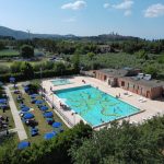 Aquatempra illumina l'estate alla piscina comunale di San Gimignano: nuoto artistico, aperitivi al tramonto e vasca aperta fino alle 22!
