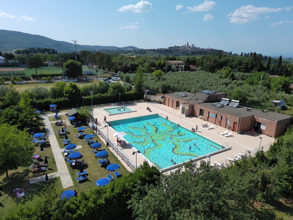 Aquatempra illumina l'estate alla piscina comunale di San Gimignano: nuoto artistico, aperitivi al tramonto e vasca aperta fino alle 22!