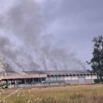 Fiamme in un impianto di smaltimento rifiuti a Capannori: il sindaco raccomanda di tenere le finestre chiuse.