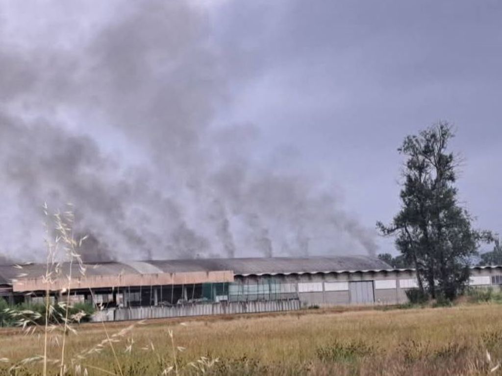 Fiamme in un impianto di smaltimento rifiuti a Capannori: il sindaco raccomanda di tenere le finestre chiuse.