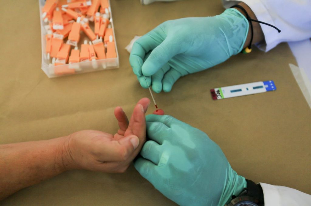 110 mila persone con HIV assistite dai centri pubblici in Italia: il 73% sono uomini