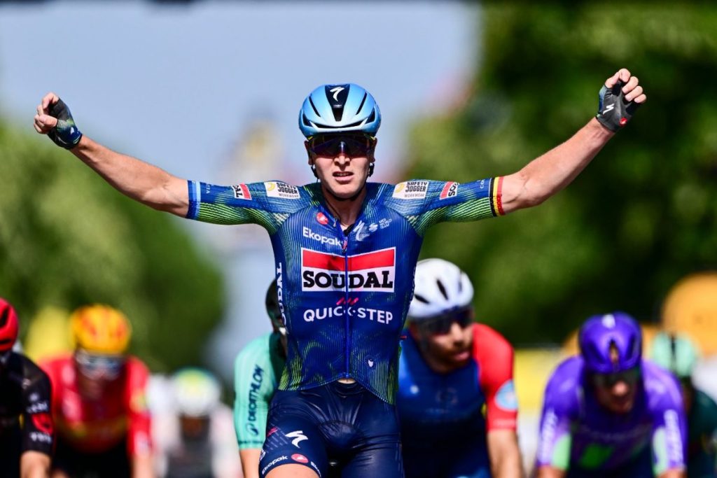 Merlier conquista la 12^ tappa e realizza il tris al Tour, Pogacar resta leader
