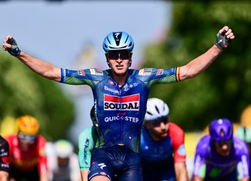 Merlier conquista la 12^ tappa e realizza il tris al Tour, Pogacar resta leader