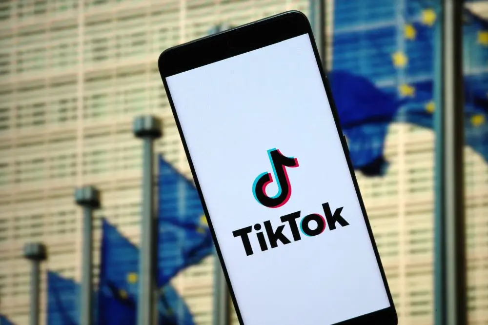A Bruxelles, i profili TikTok non proteggono i minori