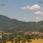 A Prato, incendio boschivo rilevato tempestivamente dall'IA, elicottero in azione