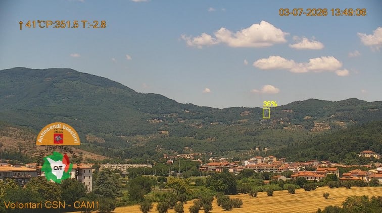 A Prato, incendio boschivo rilevato tempestivamente dall'IA, elicottero in azione